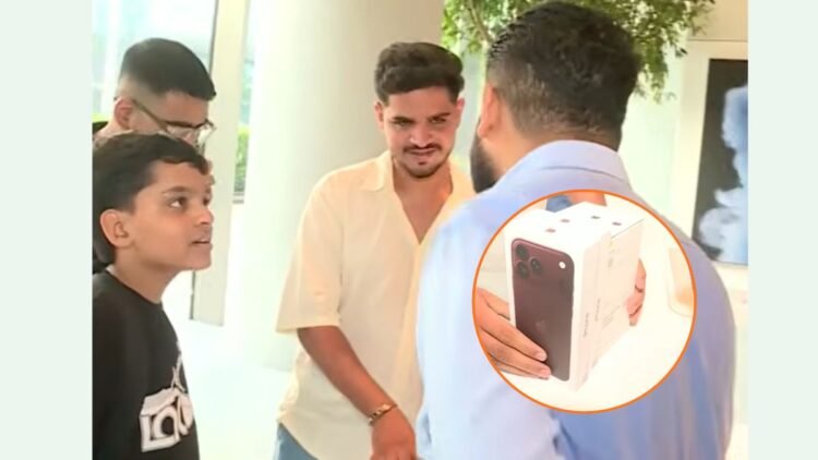iPhone का नेक्स्ट लेवल क्रेज, शख्स ने पूरे परिवार के लिए खरीदे 6 फोन; बोला- ‘पैसा नहीं गिनना चाहिए’