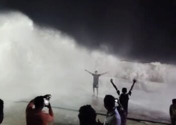 ओडिशा के समुद्र में उठा 15 फीट ऊंचा ज्वार, सड़क तक पहुंचा पानी; झूम उठे पर्यटक