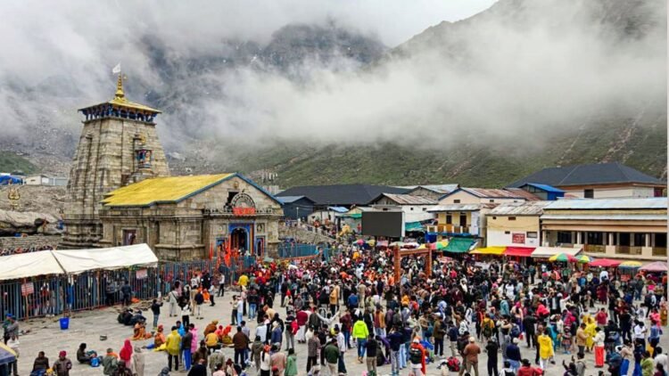 उत्तराखंड में अगले दो दिन के लिए चार धाम यात्रा स्थगित, कई जिलों में भारी बारिश का रेड अलर्ट