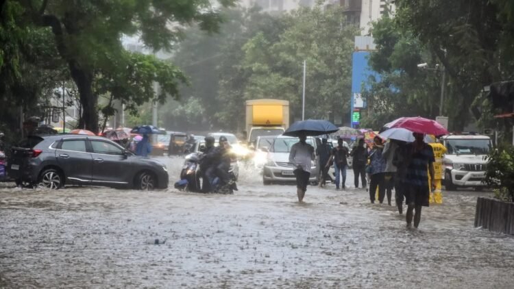 UP में बारिश कम होने के संकेत, इन राज्यों में तेज हवाएं और बरसात, बाढ़-लैंडस्लाइड का भी अलर्ट; मौसम का नया अपडेट जारी
