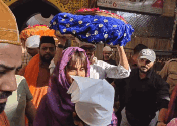 अजमेर दरगाह पहुंचे बॉलीवुड स्टार रितेश देशमुख:पत्नी जेनेलिया-बच्चों संग की जियारत, फैंस में मची रही सेल्फी लेने की होड़
