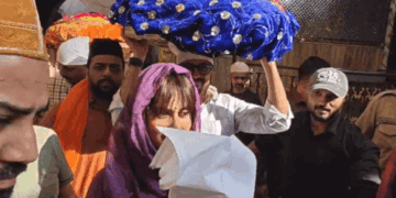 अजमेर दरगाह पहुंचे बॉलीवुड स्टार रितेश देशमुख:पत्नी जेनेलिया-बच्चों संग की जियारत, फैंस में मची रही सेल्फी लेने की होड़