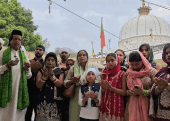 अमिताभ बच्चन की सेहत के लिए अजमेर दरगाह में दुआ:पंजाब से आए 50 जायरीन, ख्वाजा गरीब नवाज की मजार पर चढ़ाई चादर