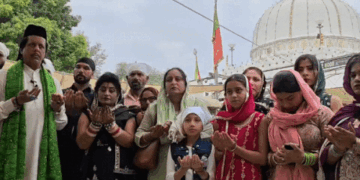 अमिताभ बच्चन की सेहत के लिए अजमेर दरगाह में दुआ:पंजाब से आए 50 जायरीन, ख्वाजा गरीब नवाज की मजार पर चढ़ाई चादर