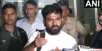 अभिजीत दिपके ने कहा- “दिल्ली पुलिस में इंसानियत नहीं, वे वर्दी पहने गुंडे हैं”, माता-पिता का भी सामने आया बयान