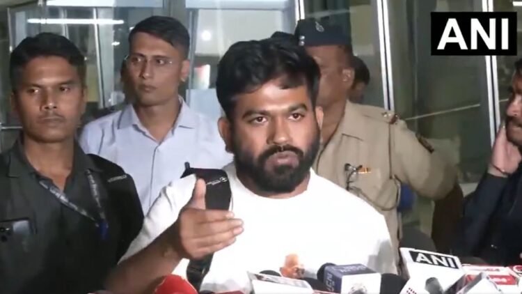 अभिजीत दिपके ने कहा- “दिल्ली पुलिस में इंसानियत नहीं, वे वर्दी पहने गुंडे हैं”, माता-पिता का भी सामने आया बयान