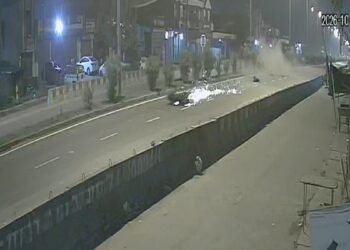 सड़क पर पड़े पत्थर पर चढ़ते ही बेकाबू हुई बाइक, डिवाइडर से टकराकर दूर जा गिरी; 2 युवकों की मौत, CCTV में कैद हुआ हादसा