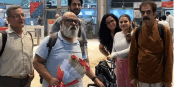 जयपुर पहुंचे साउथ सुपरस्टार अल्लू अर्जुन और गुरु रंधावा:ब्लैक मास्क में एयरपोर्ट से निकले, टाइट सिक्योरिटी रही; सौरभ शुक्ला भी आए नजर