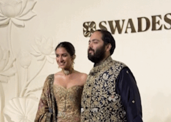 अंबानी परिवार के इवेंट में पहुंचे रणवीर सिंह:आमिर खान पत्नी के साथ आए नजर, कृति सैनन-गौरी खान भी पहुंचीं