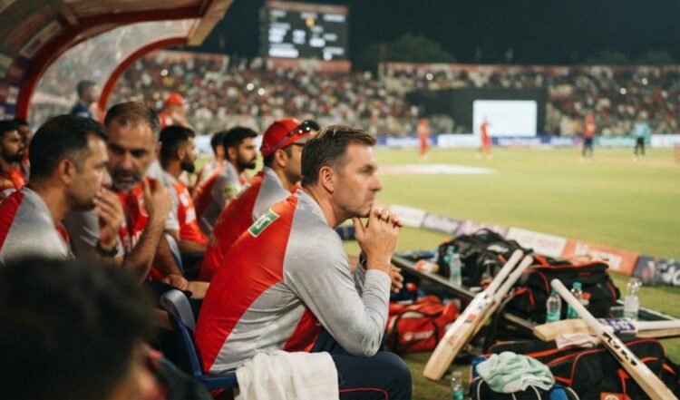 PBKS के हेड कोच Ricky Ponting की बढ़ी चुनौती, जेम्स होप्स और ब्रैड हैडिन ने छोड़ा पद