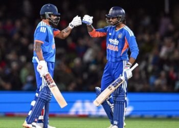 india beat new zealand by four wickets in second t20i at hagley oval