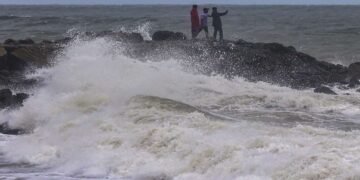 चक्रवात ‘अर्नब’ के खतरे के बीच गंजाम में 29 अक्टूबर तक स्कूल-कॉलेज बंद, 8 ट्रेनें कैंसिल; जानें ओडिशा के बाकी जिलों का अपडेट