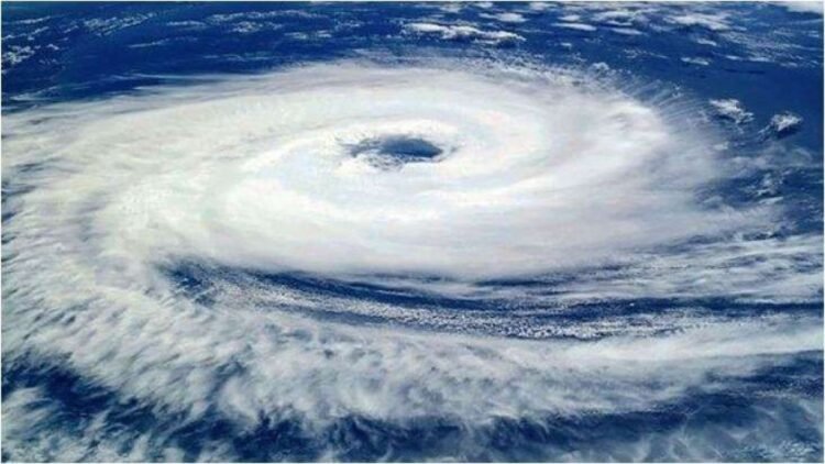 बंगाल की खाड़ी में उठ रहा चक्रवाती तूफान, 28 अक्टूबर को आंध्र प्रदेश में मचा सकता है तबाही!140 KM/H की रफ्तार से चलेंगी हवाएं