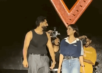 परमीश वर्मा ने गर्लफ्रेंड को स्टेज पर बुलाकर गले लगाया:पंजाबी सिंगर बोले- ये स्पेशल गेस्ट; महीना पहले पत्नी से तलाक की बात कही थी