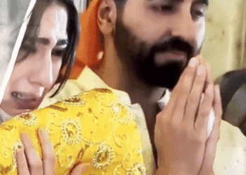 गोल्डन टेंपल में फूट-फूटकर रोईं एक्ट्रेस सारा अली खान:बोलीं- मां की याद आ रही, वीडियो कॉल पर दर्शन करवाना चाहती थीं