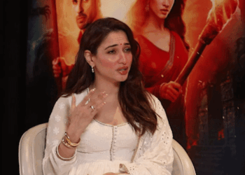 'छठी मैया' गाने की शूटिंग में इमोशनल हुईं तमन्ना:बोलीं- 4 साल पहले रोल मिलता तो नहीं कर पाती; थिएटर्स के बाहर जूते-चप्पल उतारकर जा रहे लोग