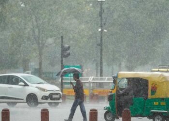 देश के 6 राज्यों में आंधी-तूफान के साथ भारी बारिश की चेतावनी, ऑरेंज अलर्ट जारी; उत्तर भारत में आज कैसा रहेगा मौसम?
