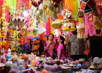 अमेजन-फ्लिपकार्ट जैसे प्लेटफॉर्म्स पर मिल रही भारी छूट, भारी टेंशन में छोटे दुकानदार