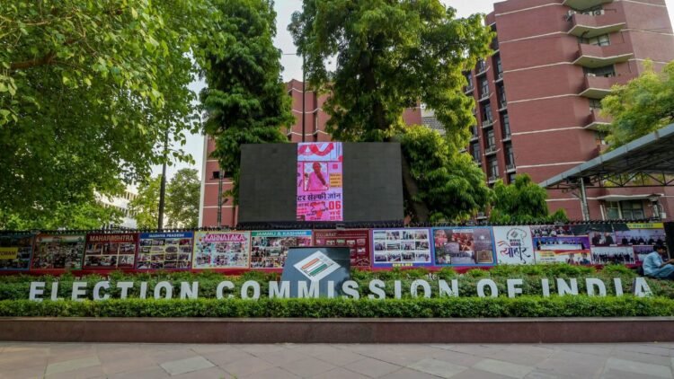 ‘हारने पर चुनाव को धांधली बताना सही नहीं’, चुनाव आयोग के समर्थन में उतरे 124 पूर्व अफसर