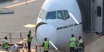 दुबई से दिल्ली आई Emirates फ्लाइट से टकराया पक्षी, वापसी की उड़ान में देरी; यात्रियों के लिए होटल का इंतजाम