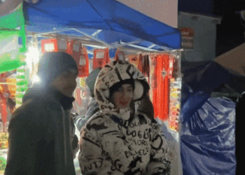 सारा अली खान-2 दिन से केदारनाथ में कर रहीं आरती:दोस्तों के साथ बनाई रील; लोगों के साथ पी चाय, बोलीं- बाबा का धाम मेरा घर