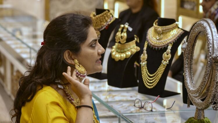 1400 रुपये सस्ता हुआ सोना, चांदी के कीमतों में भी 2000 रुपये की बड़ी गिरावट- चेक करें आज के ताजा भाव