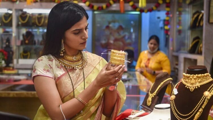 Gold Rate Today: तनिष्क, कल्याण ज्वैलर्स, मलाबार, जॉयअलुक्कास पर आज क्या है सोने का भाव, कहां मिल रहा सबसे सस्ता सोना