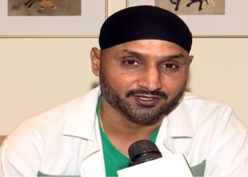 harbhajan singh accuses greg chappell of dividing team india in 2007