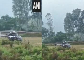 VIDEO: उड़ान के बीच रुद्रप्रयाग में अचानक हेलीकॉप्टर की हुई इमरजेंसी लैंडिंग, चालक दल समेत 6 लोग थे सवार