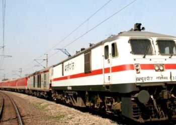 त्योहारों पर रेलवे का बड़ा तोहफा! 6,200 से ज्यादा फेरे लगाएंगी विशेष ट्रेनें, पिछले साल से 30% बढ़ोतरी