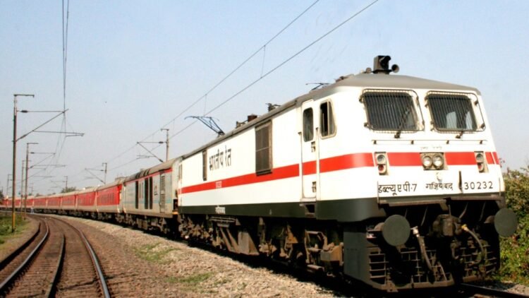 त्योहारों पर रेलवे का बड़ा तोहफा! 6,200 से ज्यादा फेरे लगाएंगी विशेष ट्रेनें, पिछले साल से 30% बढ़ोतरी