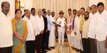 कर्नाटक में SIR को लेकर सियासी घमासान, BJP-JDS ने राज्यपाल से की कांग्रेस सरकार की शिकायत, सौंपा ज्ञापन