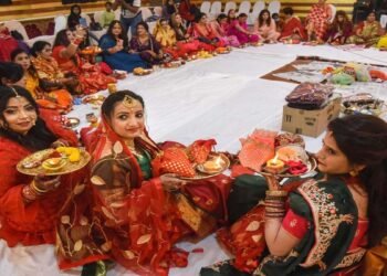 करवा चौथ पर पति-पत्नी दोनों रहेंगे घर, इस राज्य में पुरुषों को भी मिलेगी छुट्टी; CM ने किया ऐलान