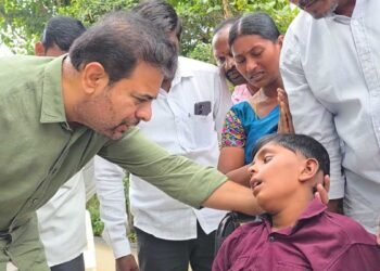 ‘डरो मत, मैं तुम्हारे साथ हूं’, ब्रेन कैंसर से जूझ रहे 13 साल के बच्चे को KTR का भरोसा