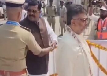 VIDEO: प्रोटोकॉल या अपमान? नंदी ध्वज पूजा के लिए CM शिवकुमार के पीछे जा रहे थे दलित मंत्री, पुलिस ने रोक दिया… फिर क्या हुआ?