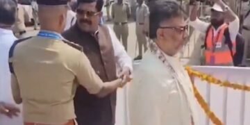 VIDEO: प्रोटोकॉल या अपमान? नंदी ध्वज पूजा के लिए CM शिवकुमार के पीछे जा रहे थे दलित मंत्री, पुलिस ने रोक दिया… फिर क्या हुआ?