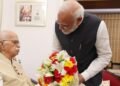 सार्वजनिक जीवन के 25 साल पूरे होने पर LK आडवाणी से मिलने पहुंचे PM मोदी, सामने आईं तस्वीरें