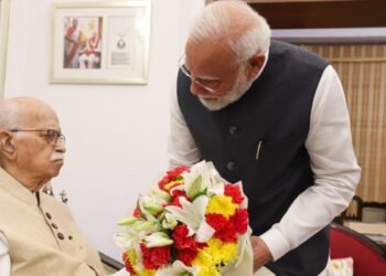 सार्वजनिक जीवन के 25 साल पूरे होने पर LK आडवाणी से मिलने पहुंचे PM मोदी, सामने आईं तस्वीरें