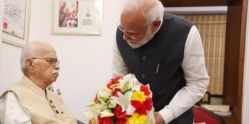 सार्वजनिक जीवन के 25 साल पूरे होने पर LK आडवाणी से मिलने पहुंचे PM मोदी, सामने आईं तस्वीरें