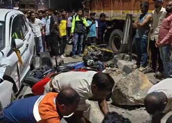 जब आपस में टकरा गईं बाइक, ट्रक और कार, मौके पर 1 महिला की मौत और कई लोग गंभीर रूप से घायल