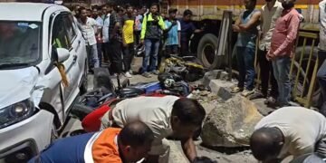 जब आपस में टकरा गईं बाइक, ट्रक और कार, मौके पर 1 महिला की मौत और कई लोग गंभीर रूप से घायल