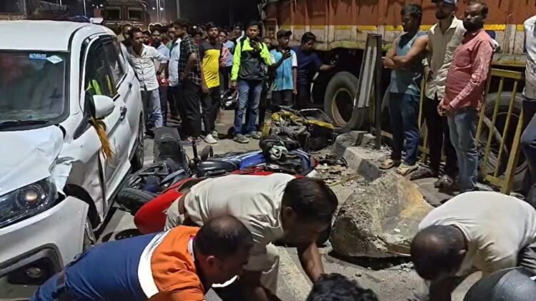 जब आपस में टकरा गईं बाइक, ट्रक और कार, मौके पर 1 महिला की मौत और कई लोग गंभीर रूप से घायल