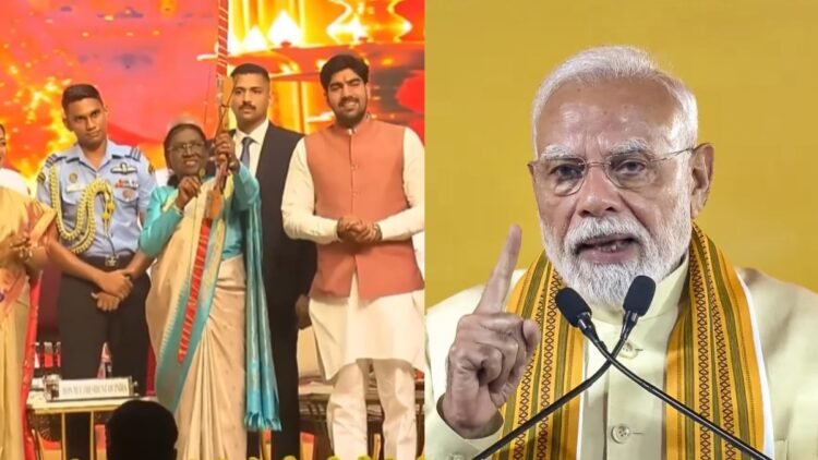 राष्ट्रपति द्रौपदी मुर्मू ने तीर चलाकर किया रावण दहन, PM मोदी बोले– ‘देश के दुश्मनों से मिलकर लड़ना होगा’