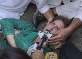 प्रियंका गांधी ने सड़क पर लेटे रहने की बहुत कोशिश की, लेकिन दिल्ली पुलिस ने राहुल संग हिरासत में लिया