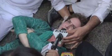प्रियंका गांधी ने सड़क पर लेटे रहने की बहुत कोशिश की, लेकिन दिल्ली पुलिस ने राहुल संग हिरासत में लिया