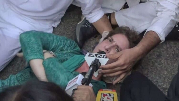 प्रियंका गांधी ने सड़क पर लेटे रहने की बहुत कोशिश की, लेकिन दिल्ली पुलिस ने राहुल संग हिरासत में लिया