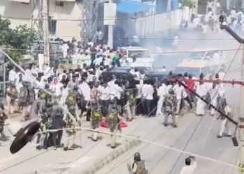 आंध्र प्रदेश में निकाय चुनाव के नामांकन में बवाल, आपस में भिड़े TDP-जनसेना और YSRCP के कार्यकर्ता; VIDEO वायरल