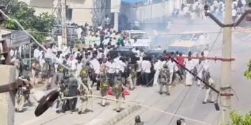 आंध्र प्रदेश में निकाय चुनाव के नामांकन में बवाल, आपस में भिड़े TDP-जनसेना और YSRCP के कार्यकर्ता; VIDEO वायरल