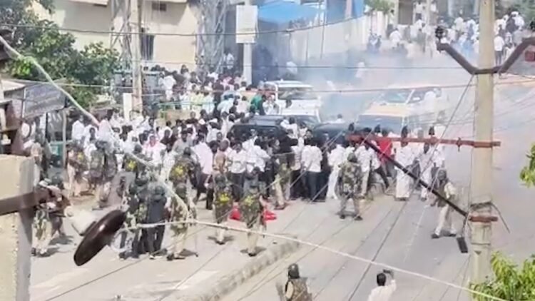 आंध्र प्रदेश में निकाय चुनाव के नामांकन में बवाल, आपस में भिड़े TDP-जनसेना और YSRCP के कार्यकर्ता; VIDEO वायरल