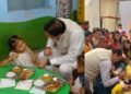 मुख्यमंत्री धामी ने आंगनबाड़ी केंद्र पहुंचकर नन्हे-मुन्ने बच्चों को दुलार किया, ‘आंगन मिलन’ कार्यक्रम में हुए शामिल